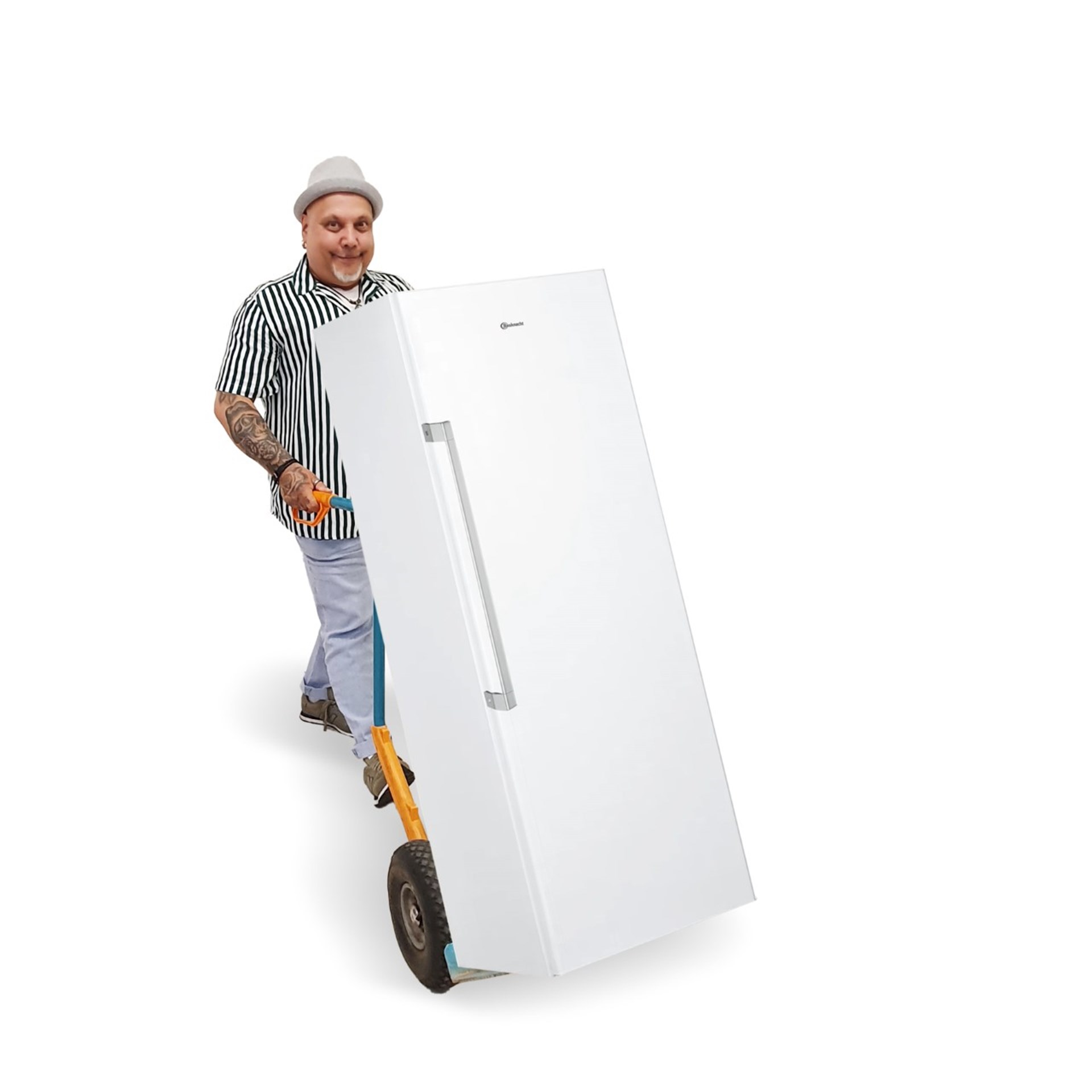 Stromsparchecker Sven läuft mit einer Sackkarre durch einen weißen Raum. Er schiebt dabei einen Kühlschrank und macht auf das Kühlgerätetauschprogramm aufmerksam.