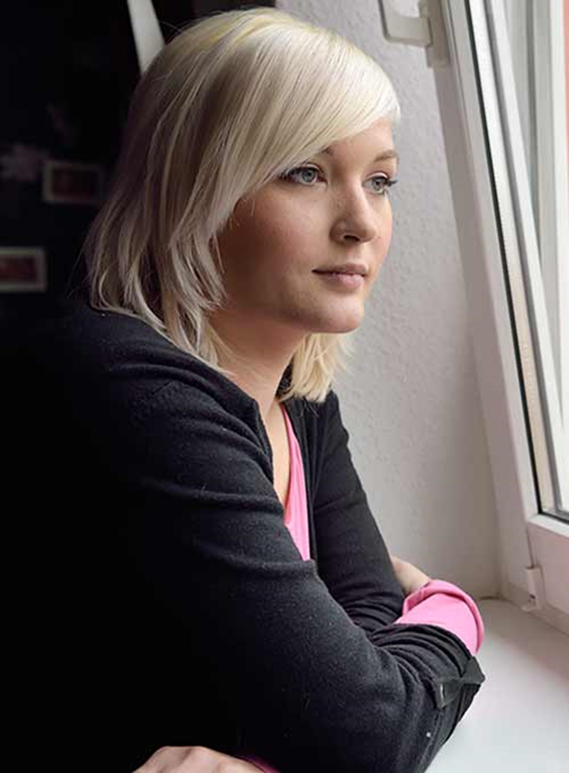 Junge Frau nachdenklich